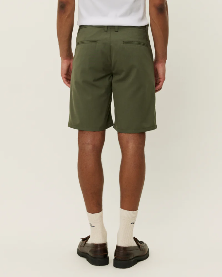 SHORT COMO REG SOLID OLIVE - LES DEUX